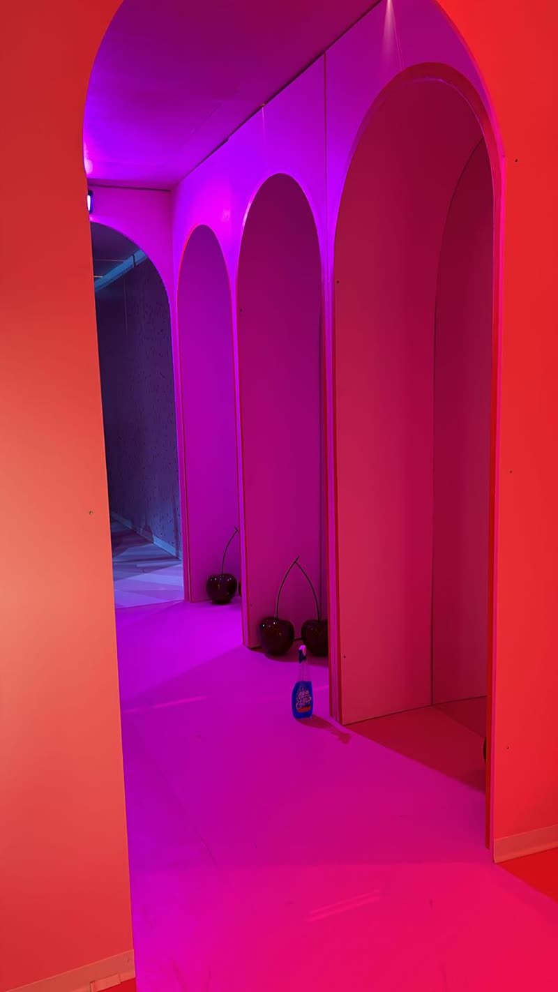 Allestimento esperienziale con scenografia luminosa